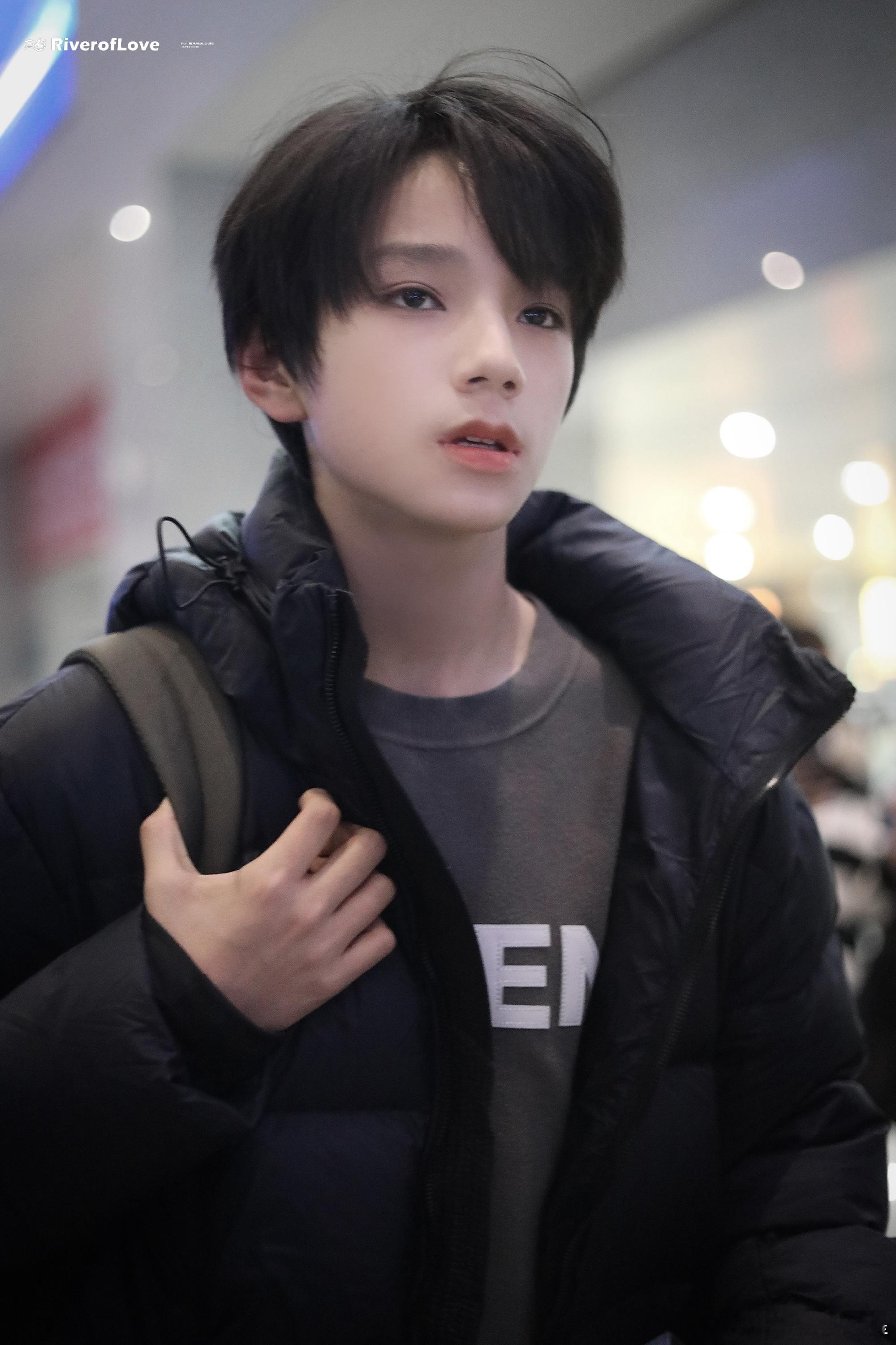 #王橹杰[超话]#🎻#王橹杰 清冷治愈主唱#🎻#王橹杰 劈波斩浪#很简单我只