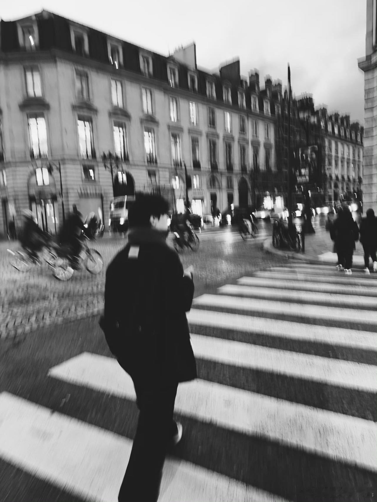 周翊然巴黎街头清唱了解 巴黎街头的限定清唱时刻，《了解》的歌声温柔了整个清晨，这