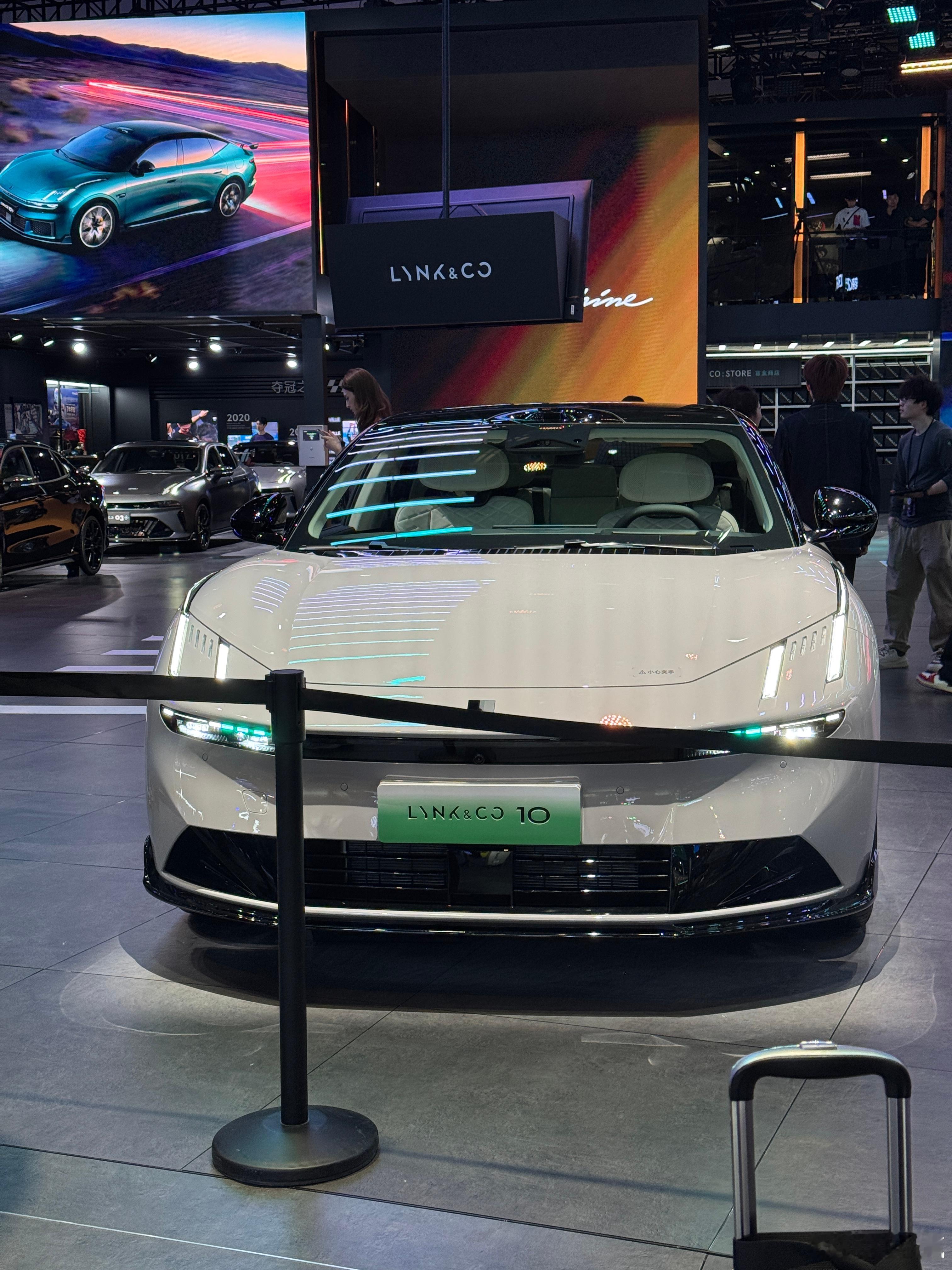 领克10刚刚看过实车，真的帅啊，依旧是家族语言设计，运动基因拉满。这个预售价我觉