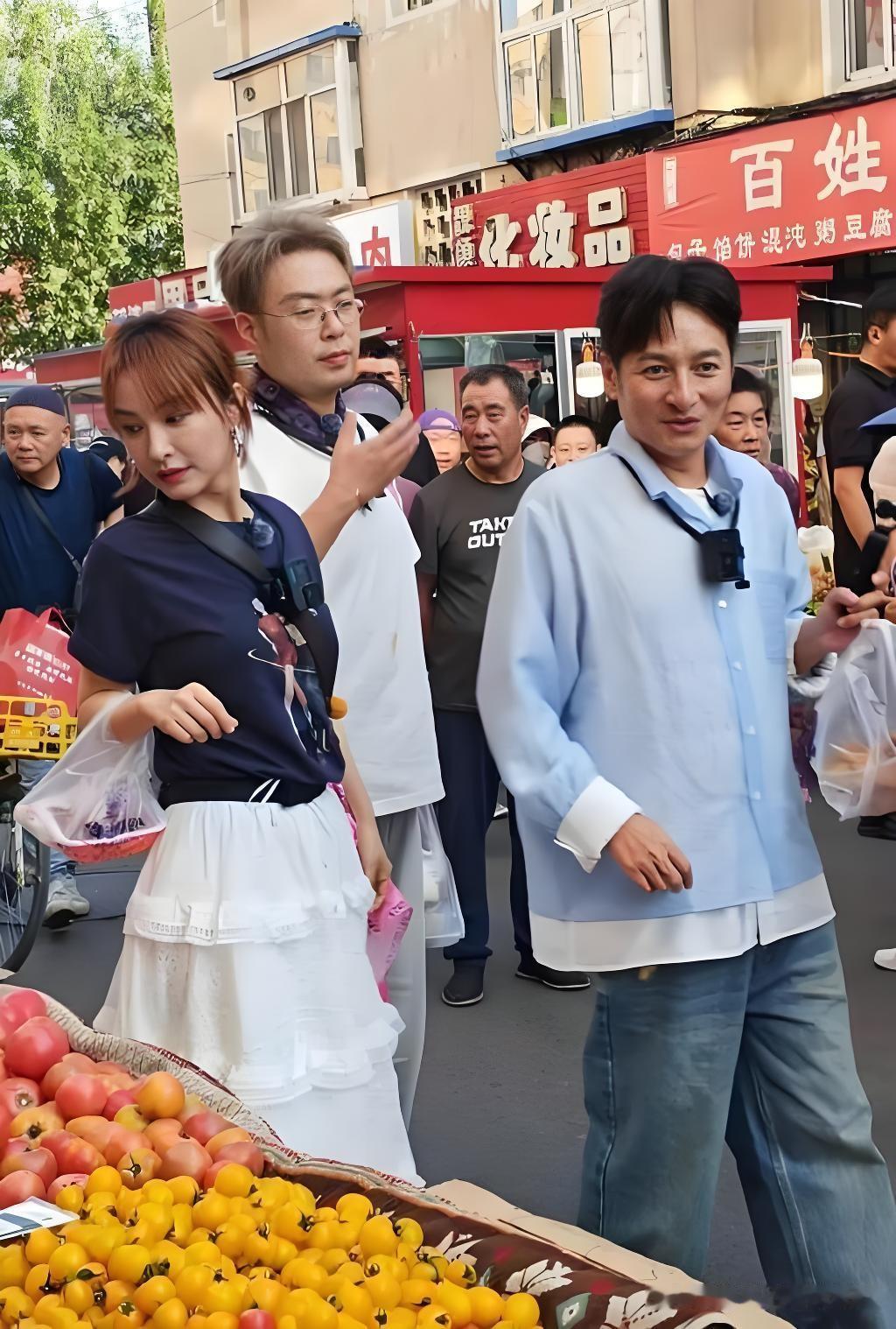 在最新一期《快乐大本营》怀旧特辑里，杜海涛拿起手机对着李维嘉随手一拍，点开美颜相