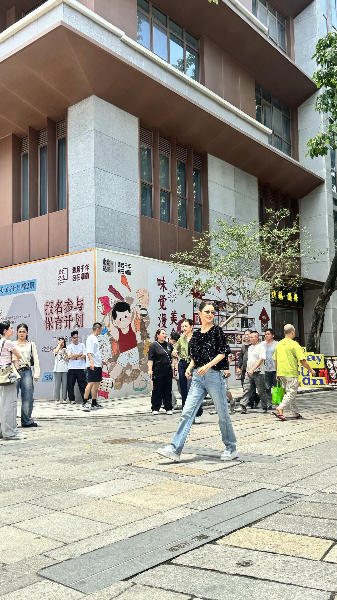 佟丽娅于2026年5月14日在东莞录制街拍并分享到社交平台，为其领衔的舞蹈诗剧《