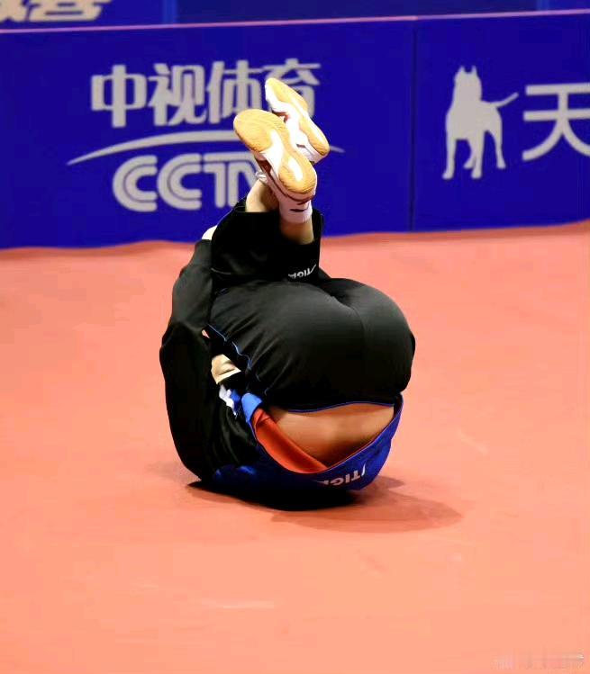 热身不小心露肉了紧急补救[皱眉]樊振东 ​​​