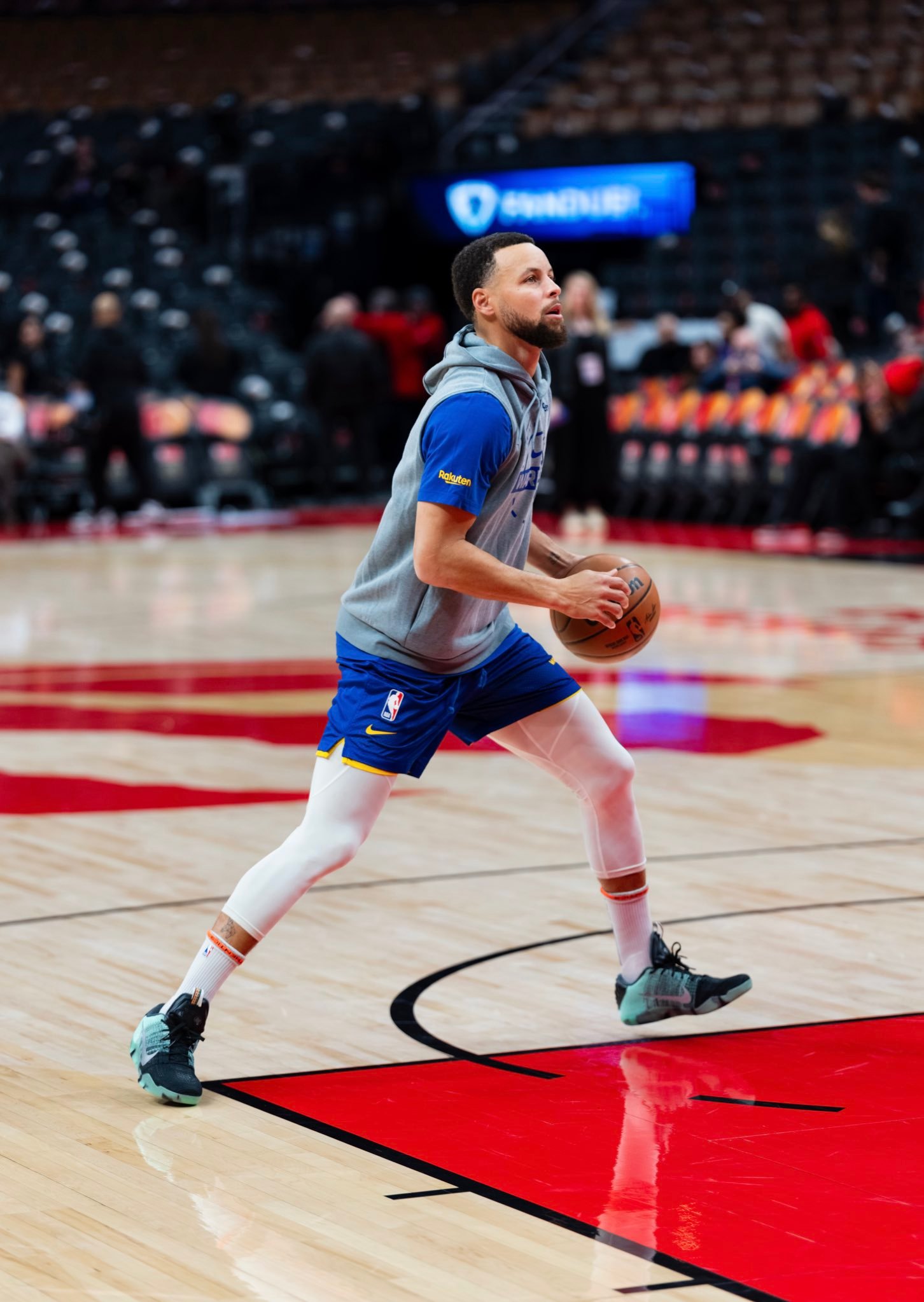 库里今天热身穿的老大的球鞋“ 在2016年多伦多最后1次全明星赛上所穿的Kobe