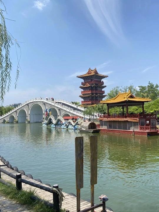 提起沧州，很多人第一印象是《水浒传》里的发配地，或是千年铁狮子、吴桥杂技，却鲜少
