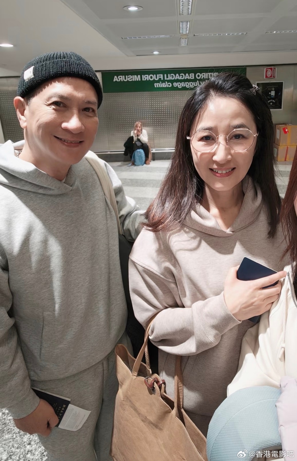 有网友在米兰机场偶遇张家辉关咏荷夫妇。两公婆好得意～cr.🍠灰尔Ivy 