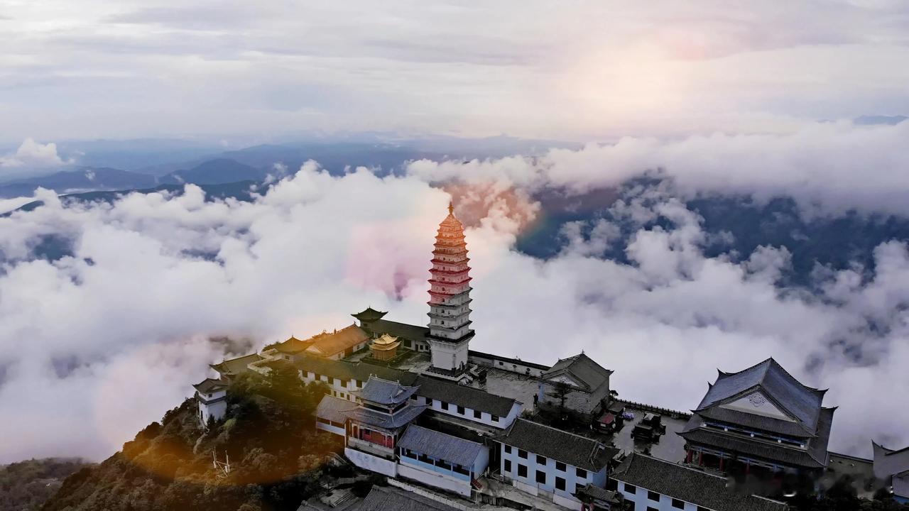 鸡足山是禅宗祖庭， 禅宗初祖～摩诃迦叶守衣入定之地，在所有佛教名山当中它的加持力