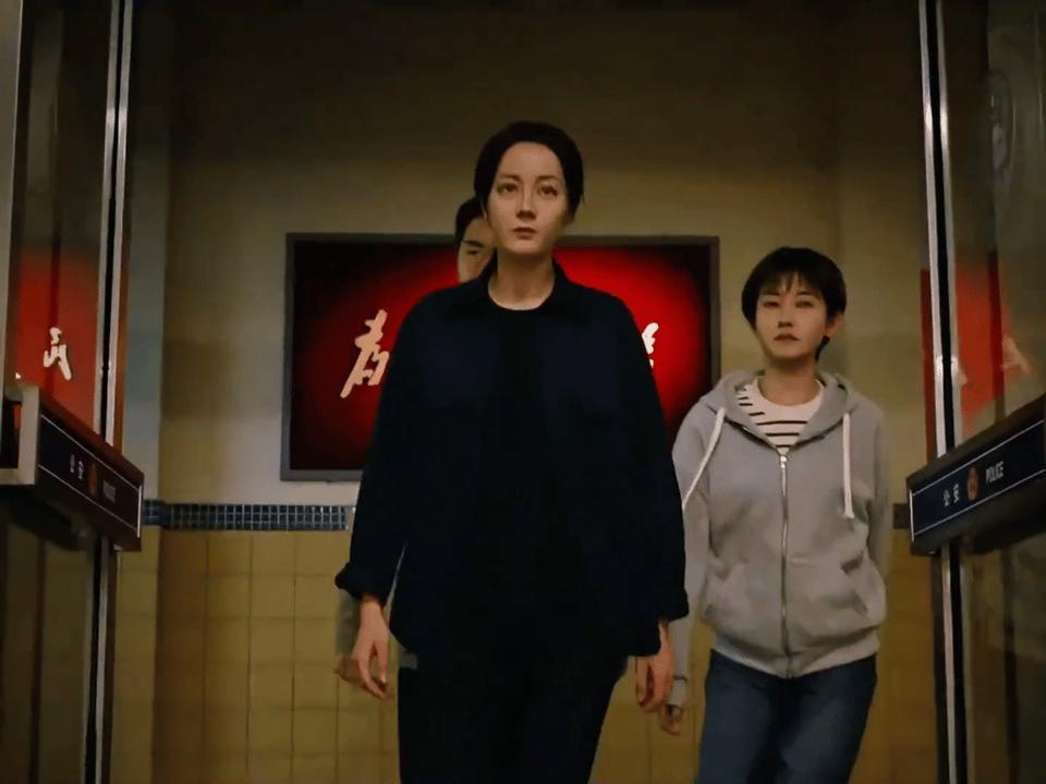 女警察和女作家的出场 ​​​