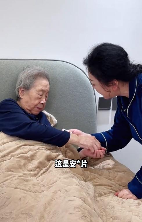 演员梁丽和92岁妈妈在家自导自演“自杀”情景剧，3分钟的视频里只听哭声不见眼泪，