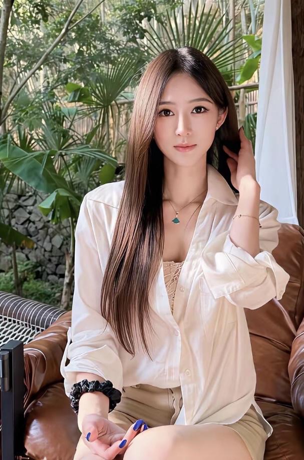 绿树阴中倚玉人，轻纱薄袂拂春风。