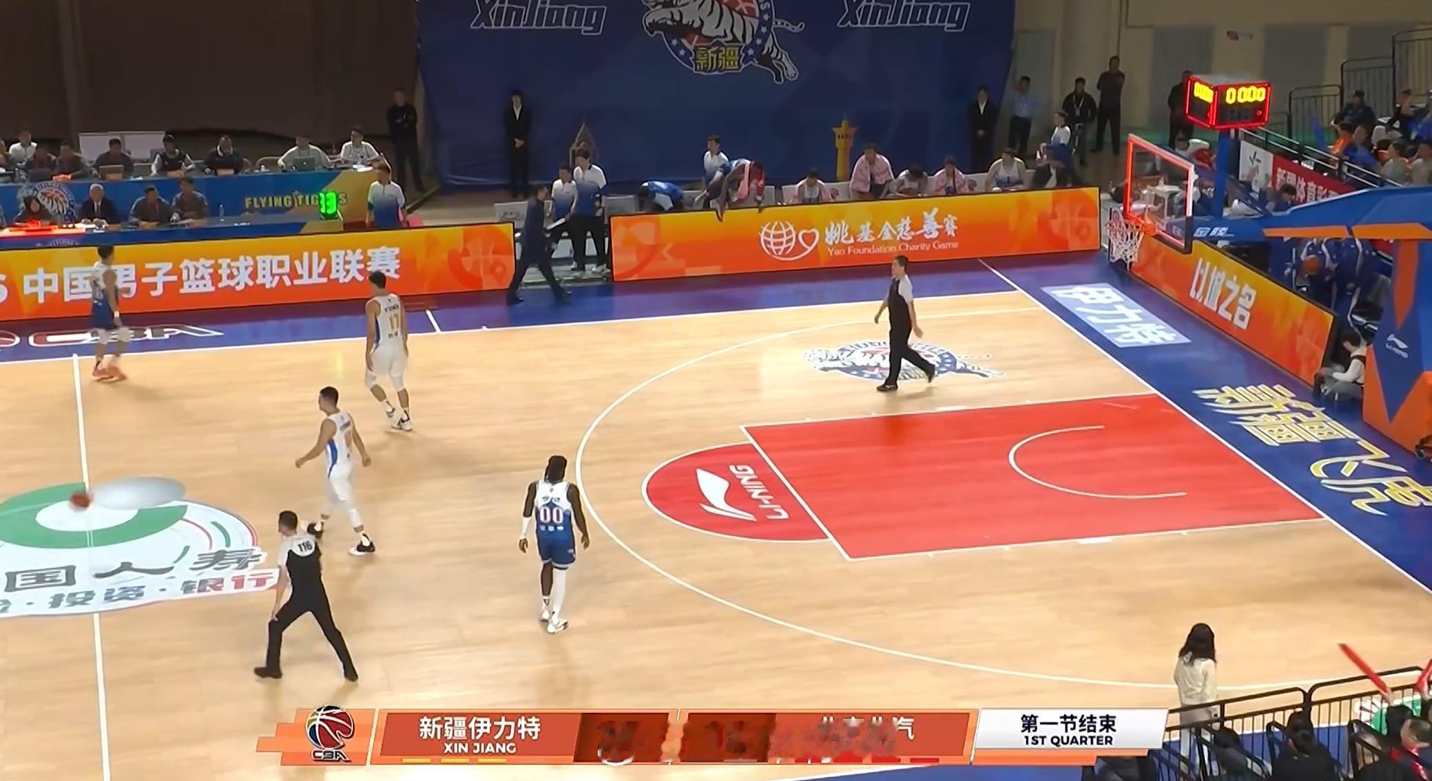 新疆男篮vs北京男篮 新疆首节中段开始掌握比赛，劳森单节13+8，三分球3中3。