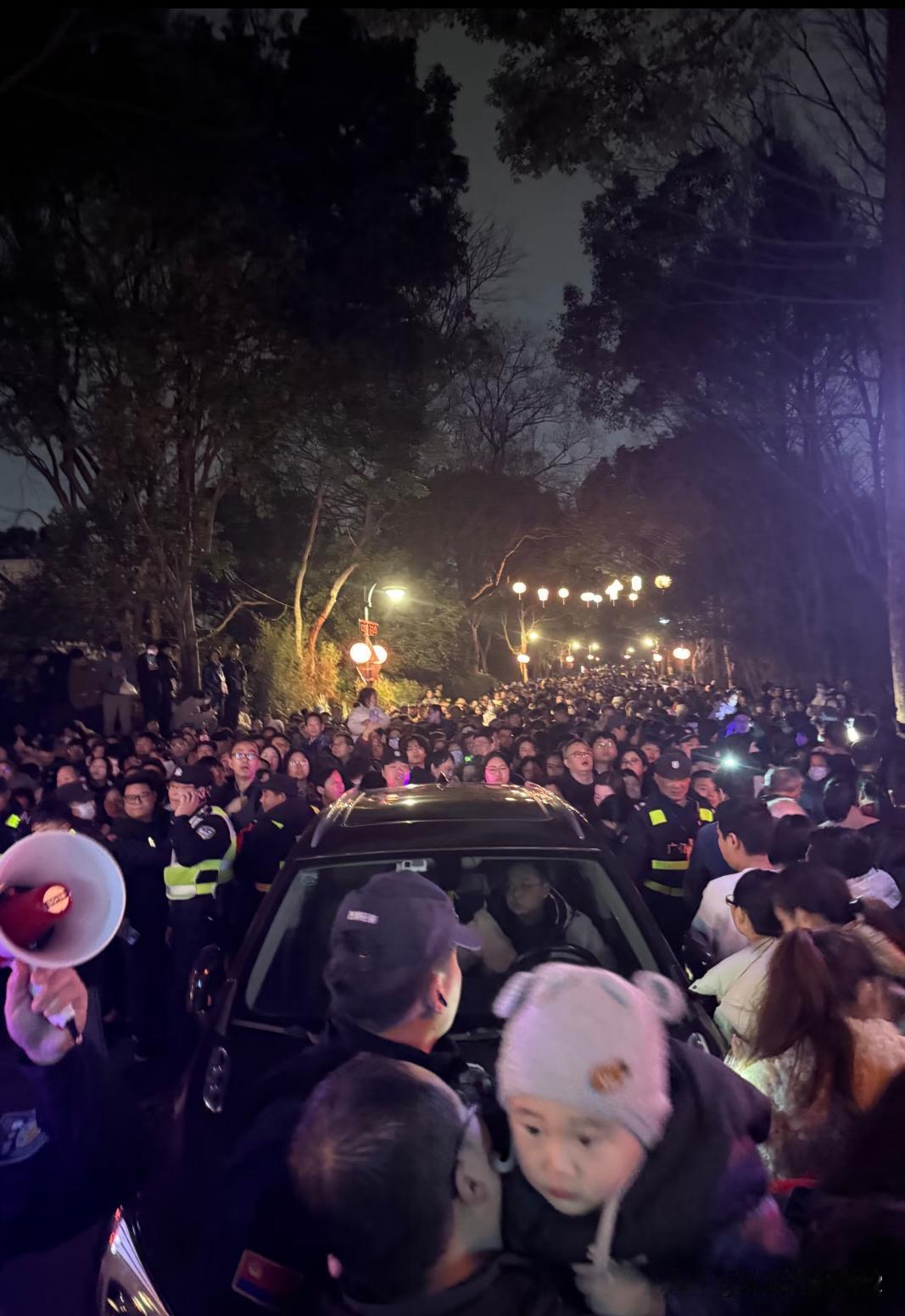 当你觉得压力大的时候
当你觉得压力大的时候 可以看看西溪湿地这个车主，估计晚上游