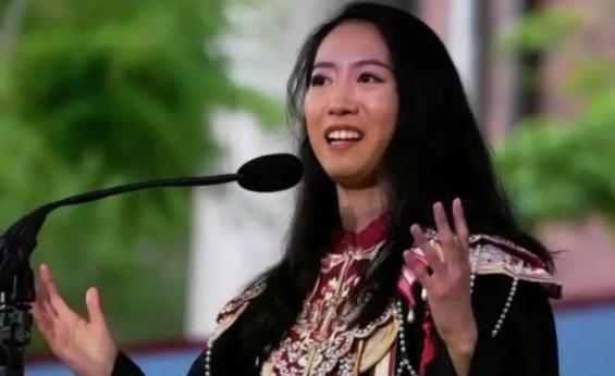 美国不稀罕的人，中国也坚决不收！
 
哈佛大学毕业典礼上，中国留学生蒋雨融作为毕