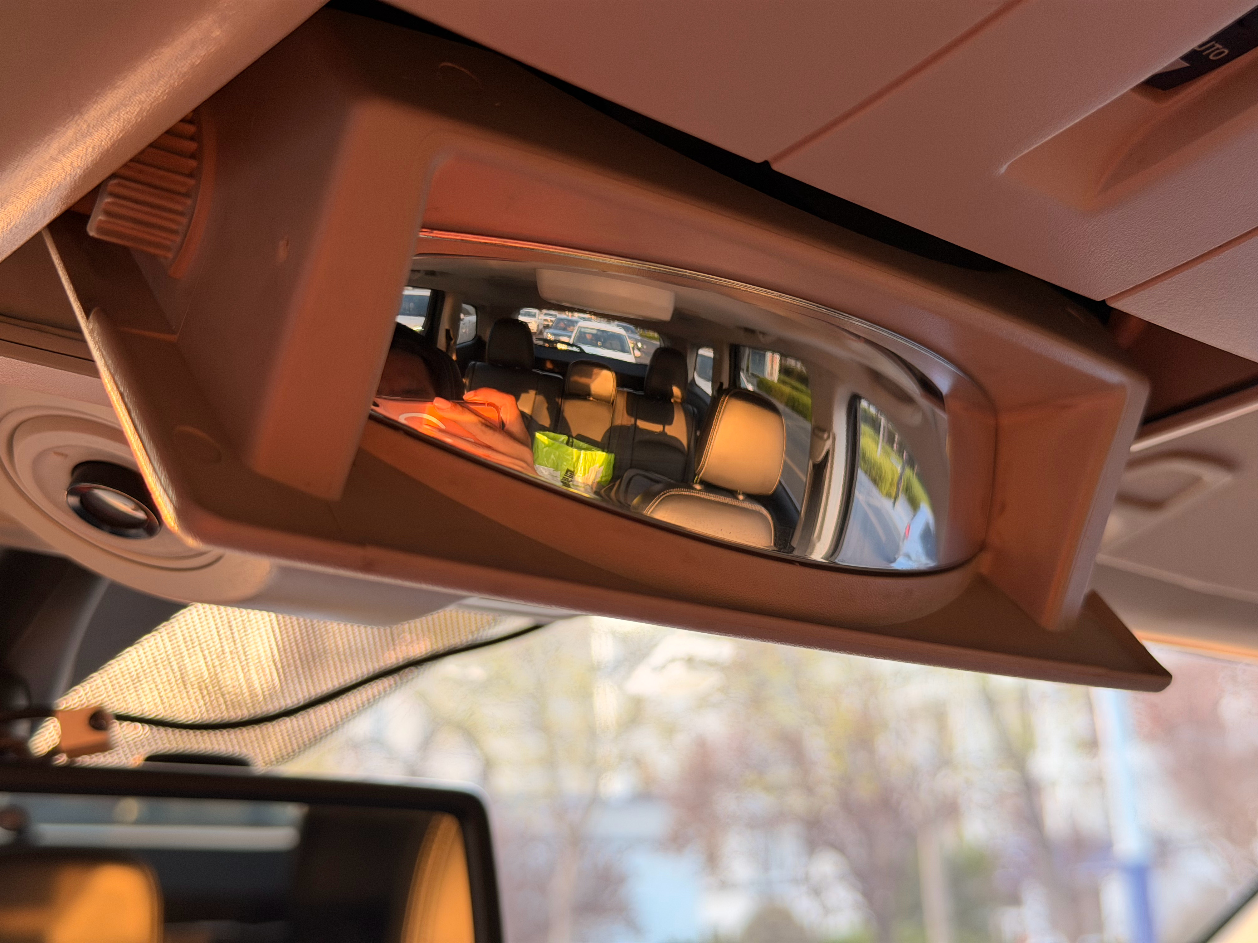 有没有小伙伴知道为什么这里会有一个这样的镜子？蘑菇聊车 （提示：这是一辆美规道奇