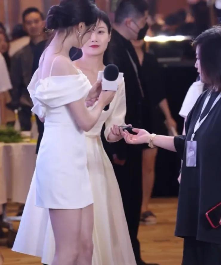 评论区的人真的很毒啊。这种身材颜值都要喷。你们是多完美[泪奔]她是不是可以说百分