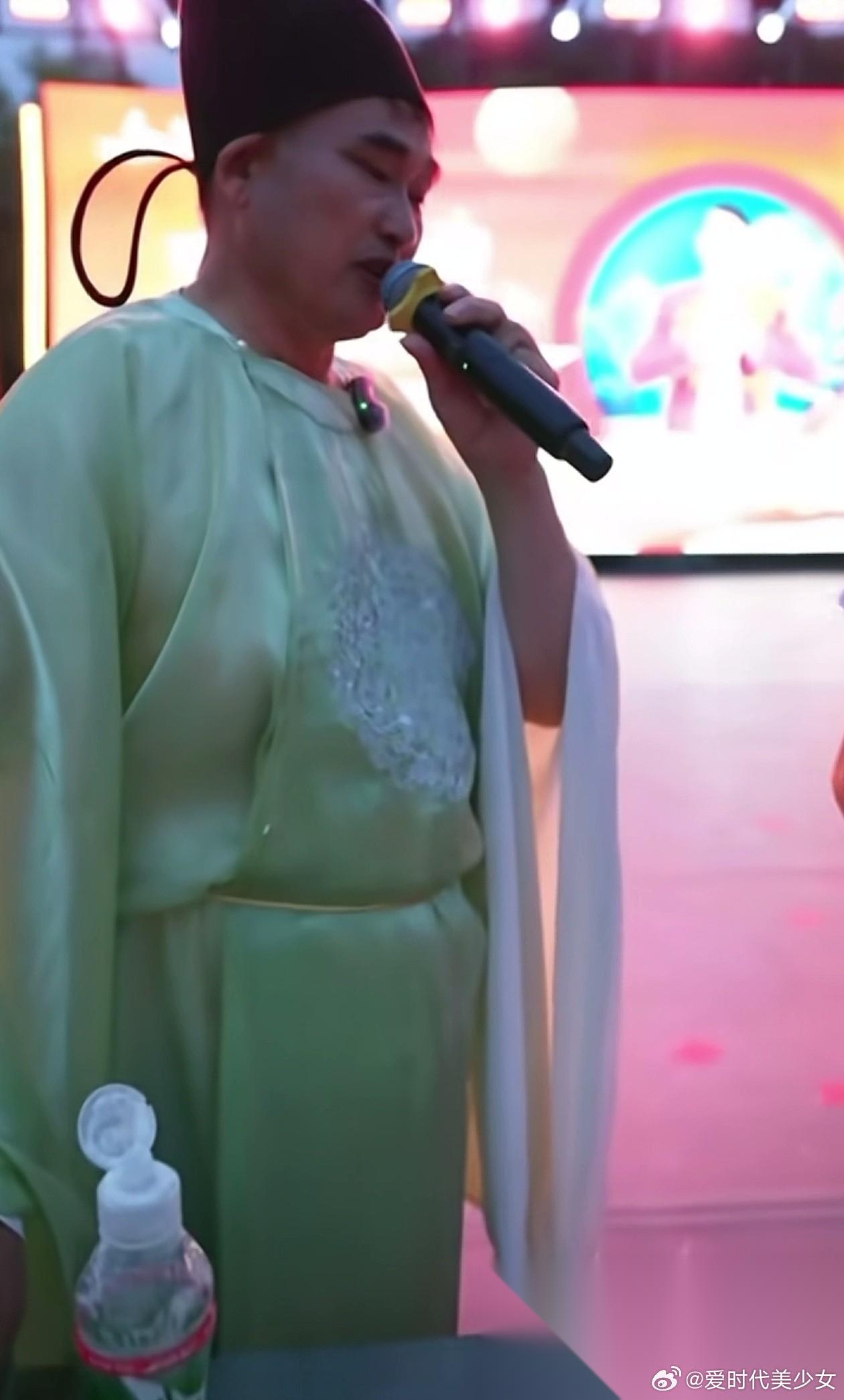朱之文情商真高，主持人让他试一下在台上做拉面，他拒绝了。 朱之文与拉面哥同台，拉