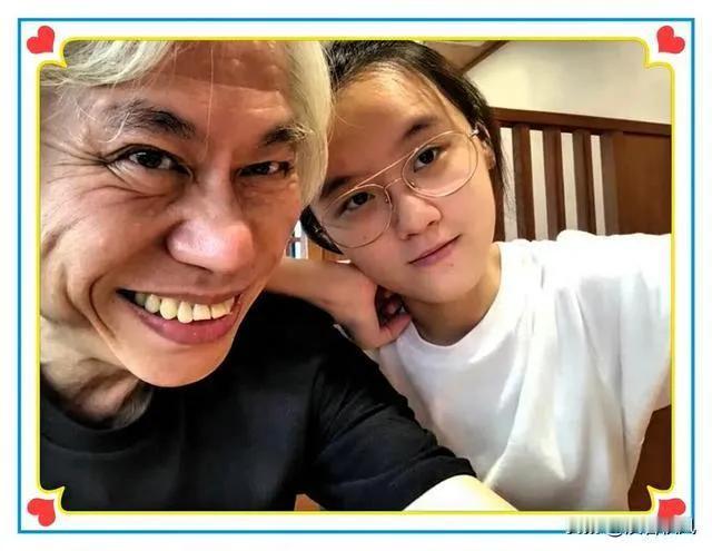 “爷孙恋”女主林靖恩街头乞讨，生活惨淡。曾坚决追求爱情，如今却流浪失所，令人唏嘘
