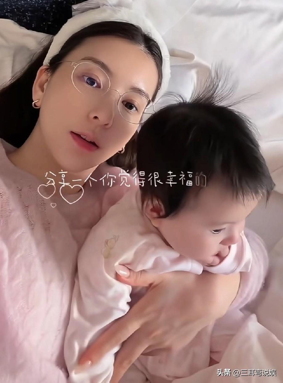 方媛分享三胎女儿近照，快半岁的三宝郭咏心在妈妈怀里乖乖的啃着自己的小手，好可爱好