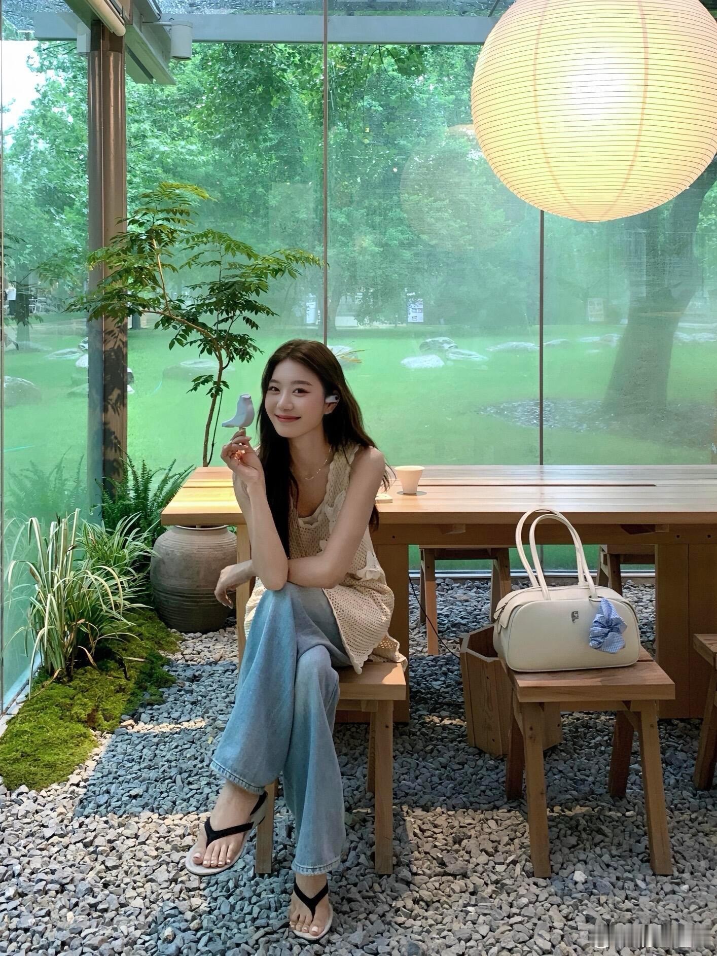 🌿夏日松弛感穿搭，邂逅自然与舒适🌿👧今天来分享一套充满松弛感的夏日穿搭，仿