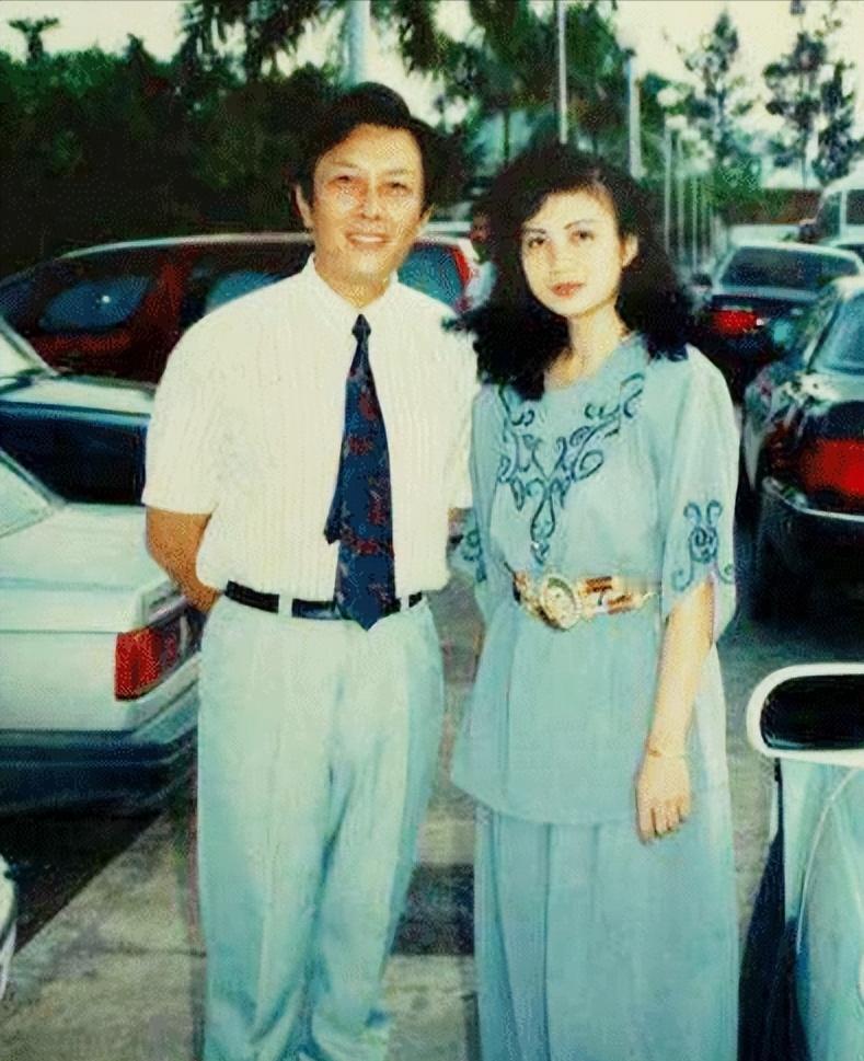 1990 年除夕夜，唐国强的妻子洗完澡化完妆，穿上一身新衣，用一根绳子结束了自己