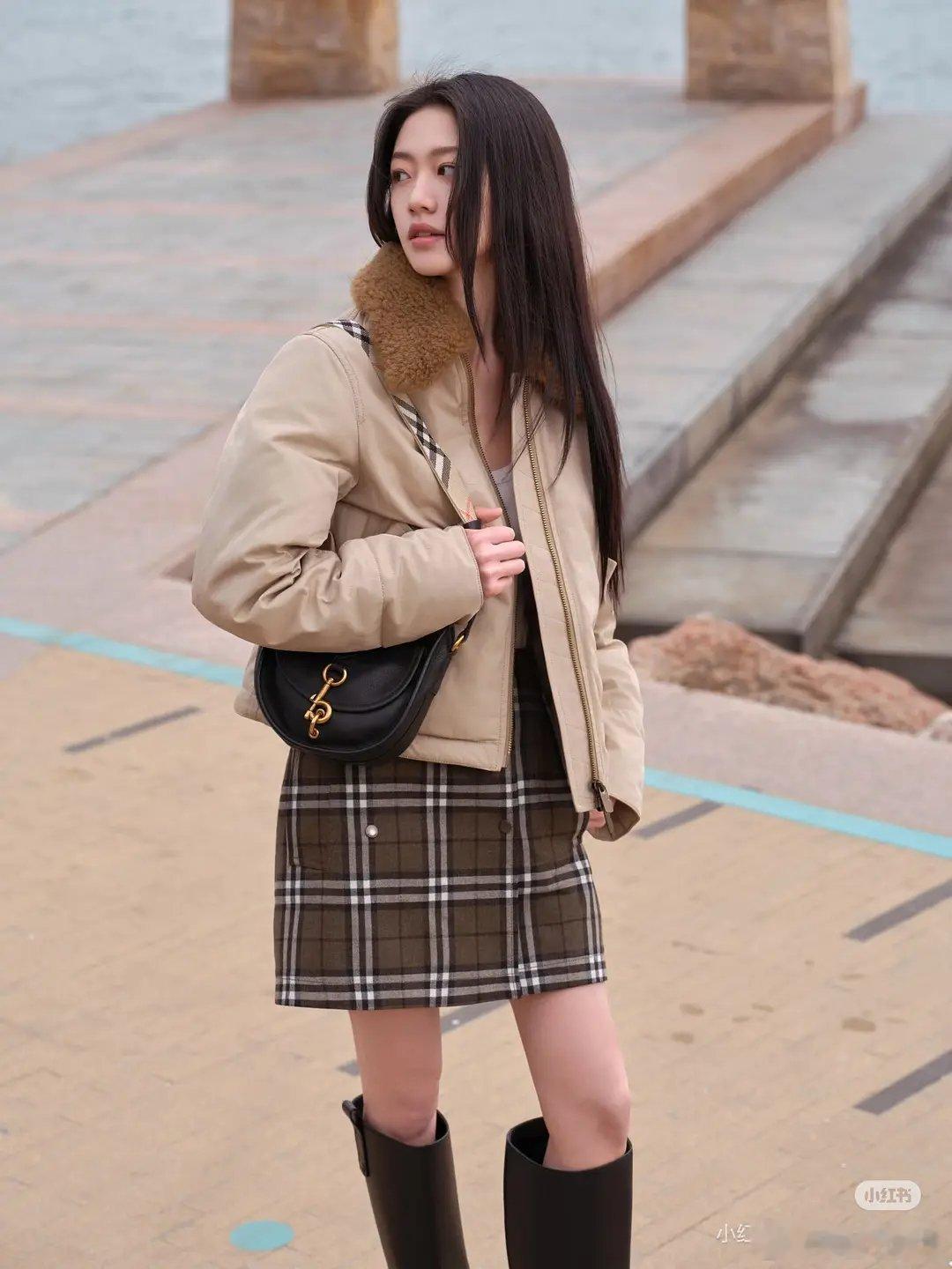 没记错的话向涵之是00花吧有效爆红，时尚资源都上来了 