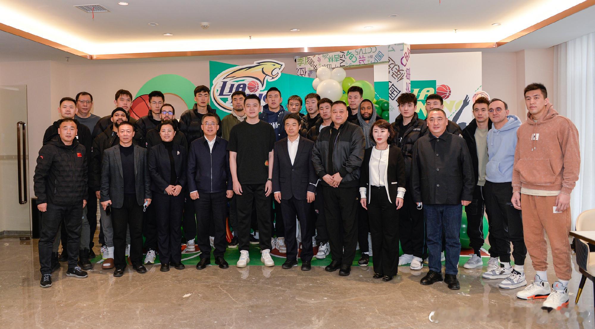 从球员到教练，十几年扎根在辽篮，他把最好的年华都留给了这支球队。球员时代的断腕之