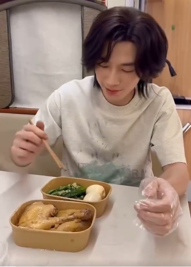 辛云来飘逸长发配鸡腿谁还没看辛云来长发配鸡腿？飘逸长发自带氛围感，啃鸡腿的随性劲