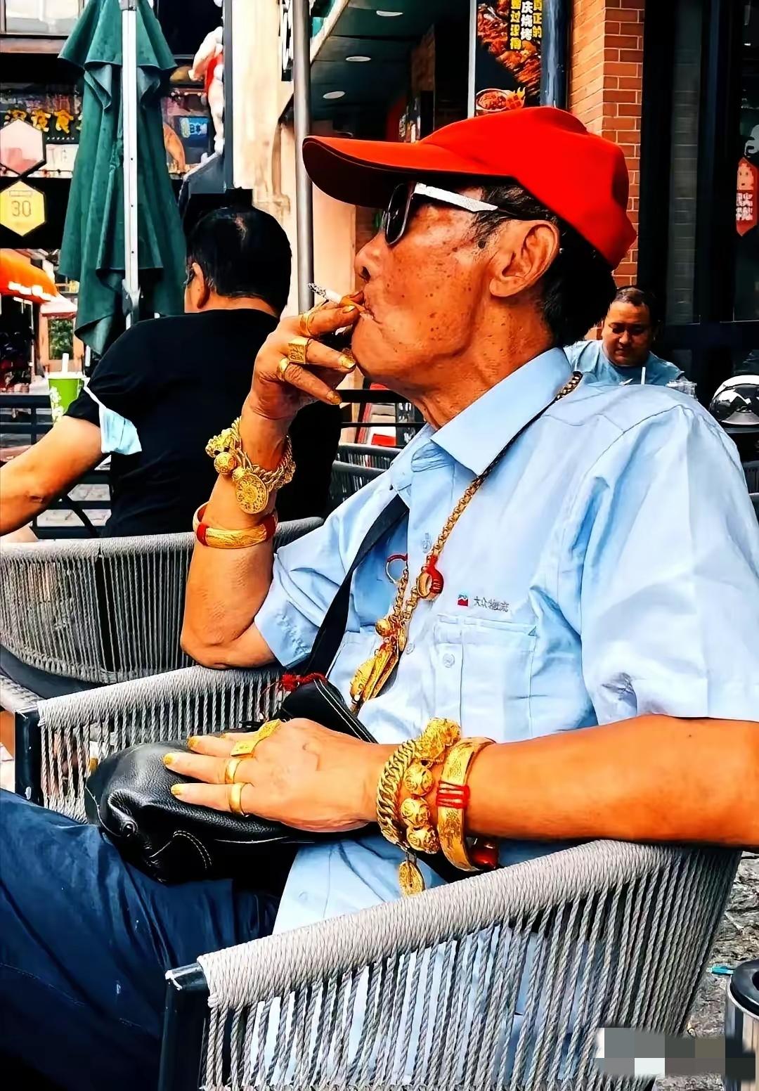 身上挂着三斤多重的赤金，兜里揣着三五包中华烟，这位住在浦东上南三村的老爷叔，几年