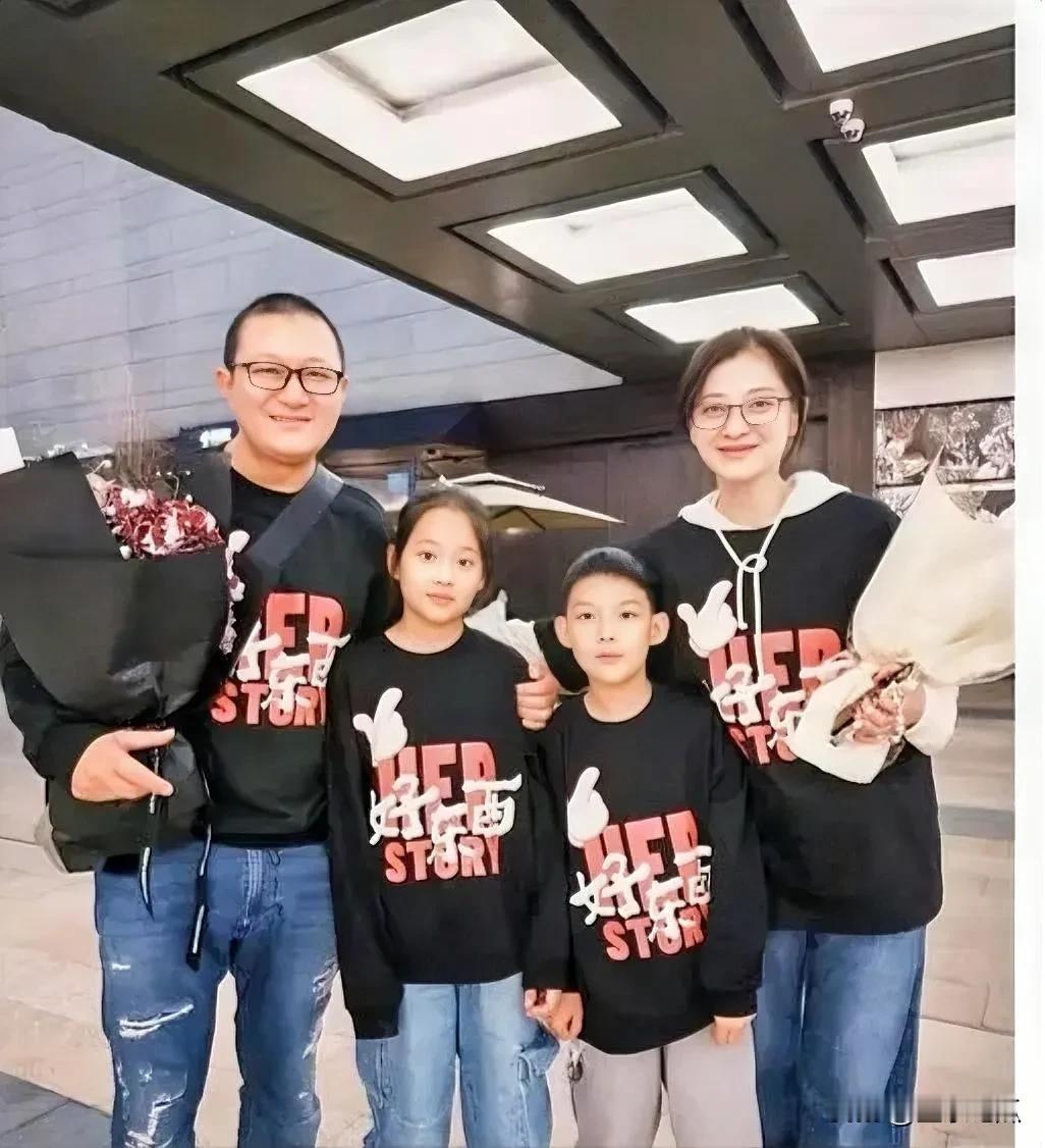 梅婷携一儿一女全家人合照画面温馨，超级有爱，全家人颜值都很高，
儿子帅气可爱，小