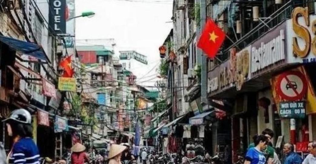 [玫瑰]一个美国网民发帖：我刚在中国待了两周。开始的时候我以为我们完蛋了，但是当