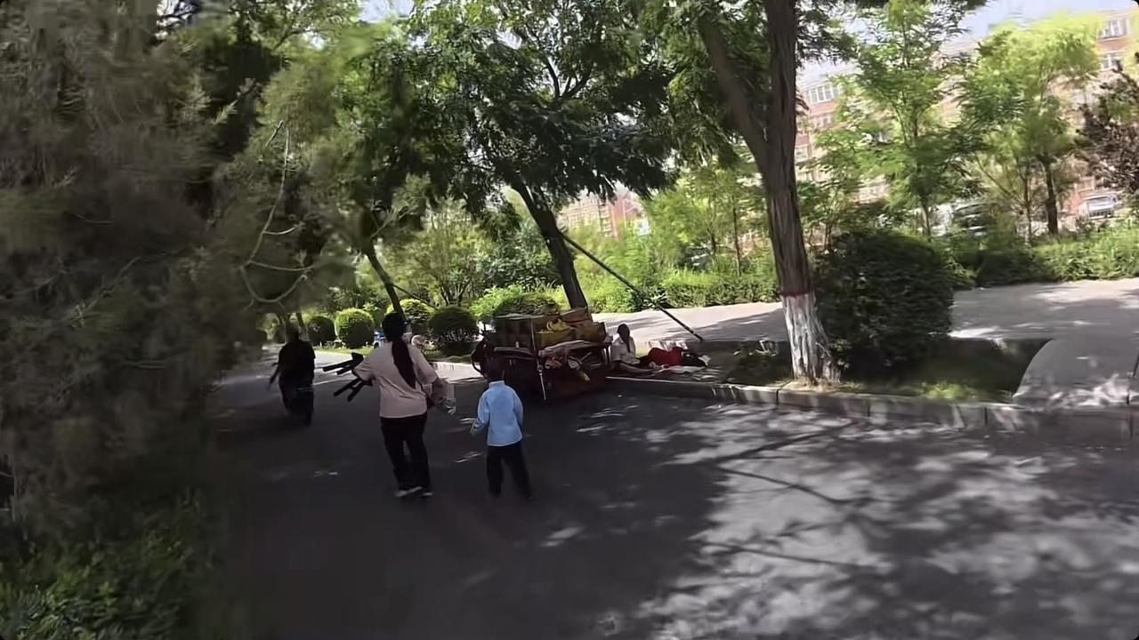 新疆库尔勒，6月18日一位外卖小哥分享，一名家长带着一个小孩在路上招手拦电动车，