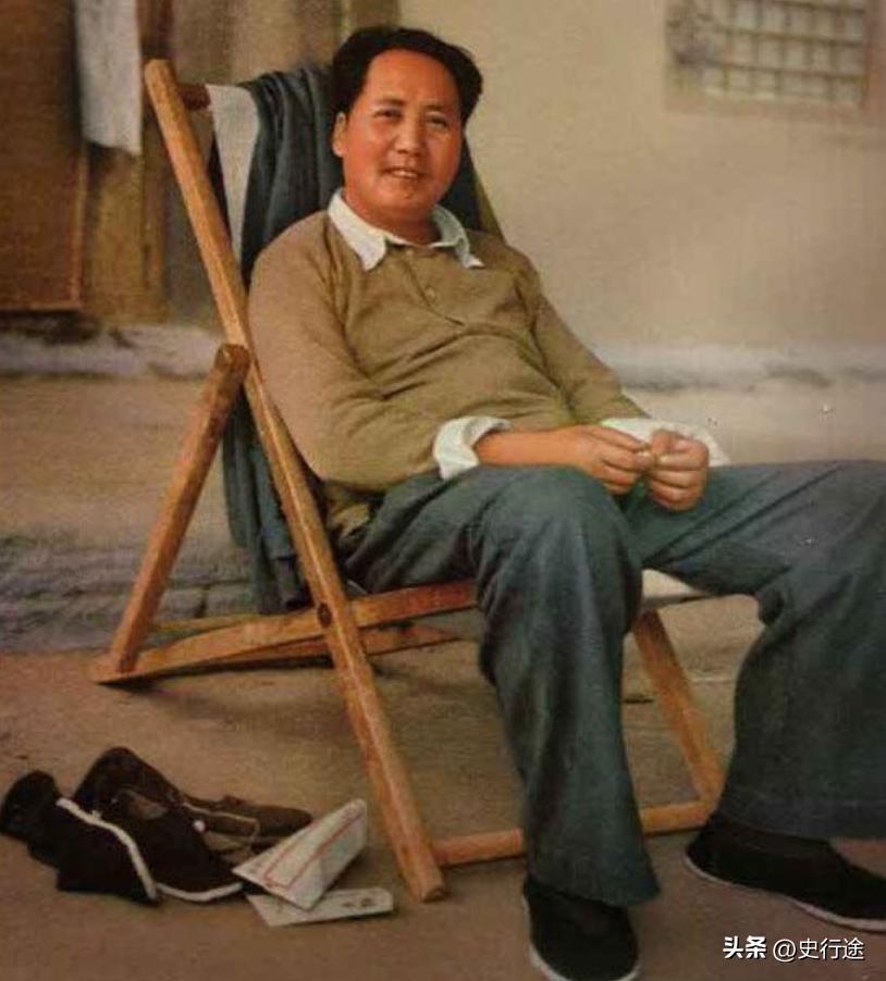 毛泽东生活在一个动荡的年代，中国当时民不聊生，同胞被残杀，很多家庭分崩离析，中华