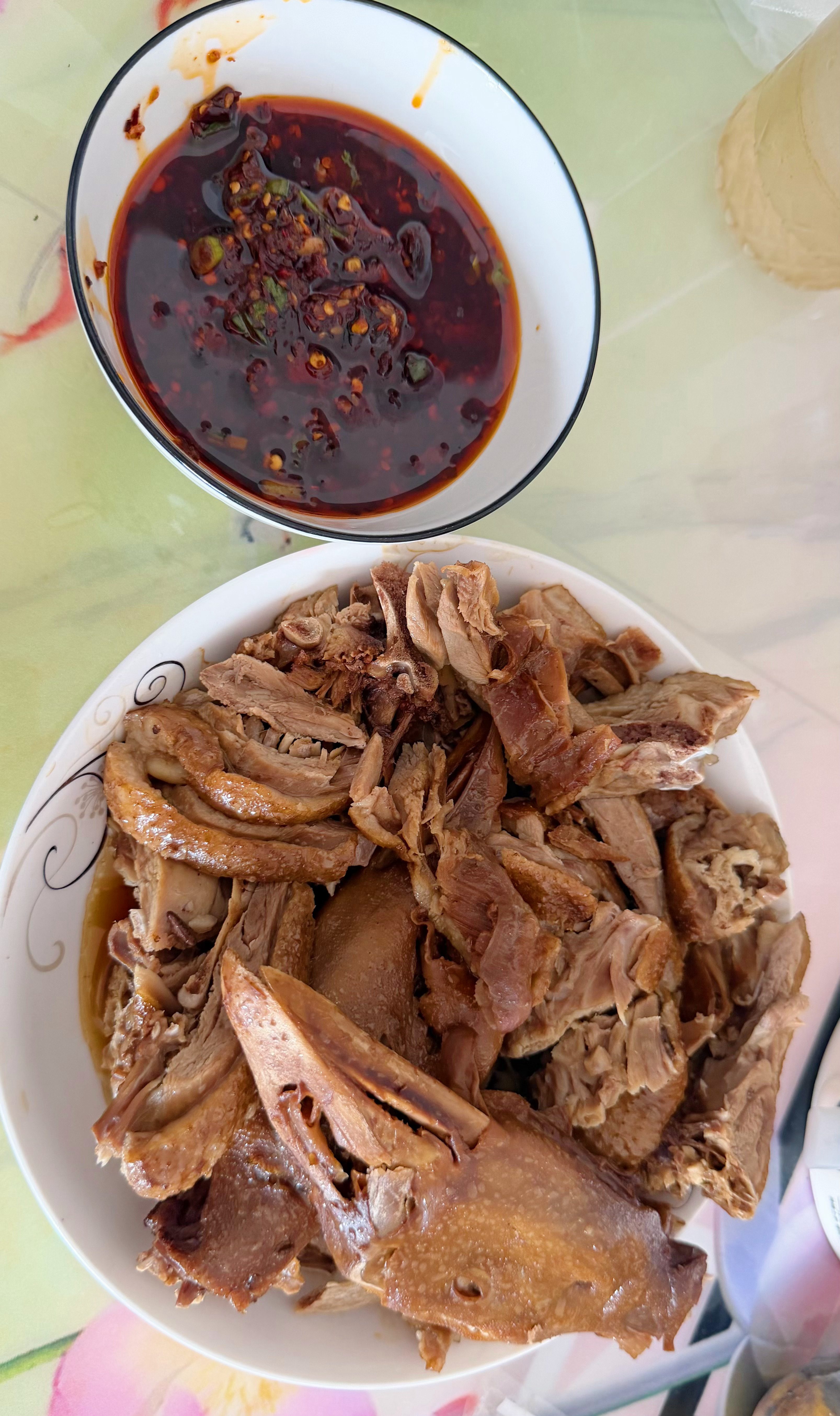 买只荣昌卤鹅，旁边有个老式蛋糕店，小孩想买个裱花小蛋糕，我尝口，虽然和现在动物奶