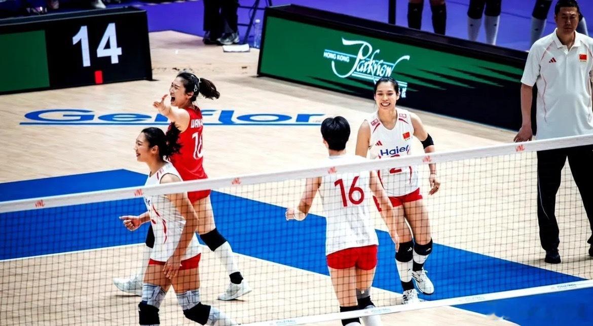 中国女排2-3惜败意大利，球员评价如下，解盛钰最佳，3人不及格1，王梦洁（自由人