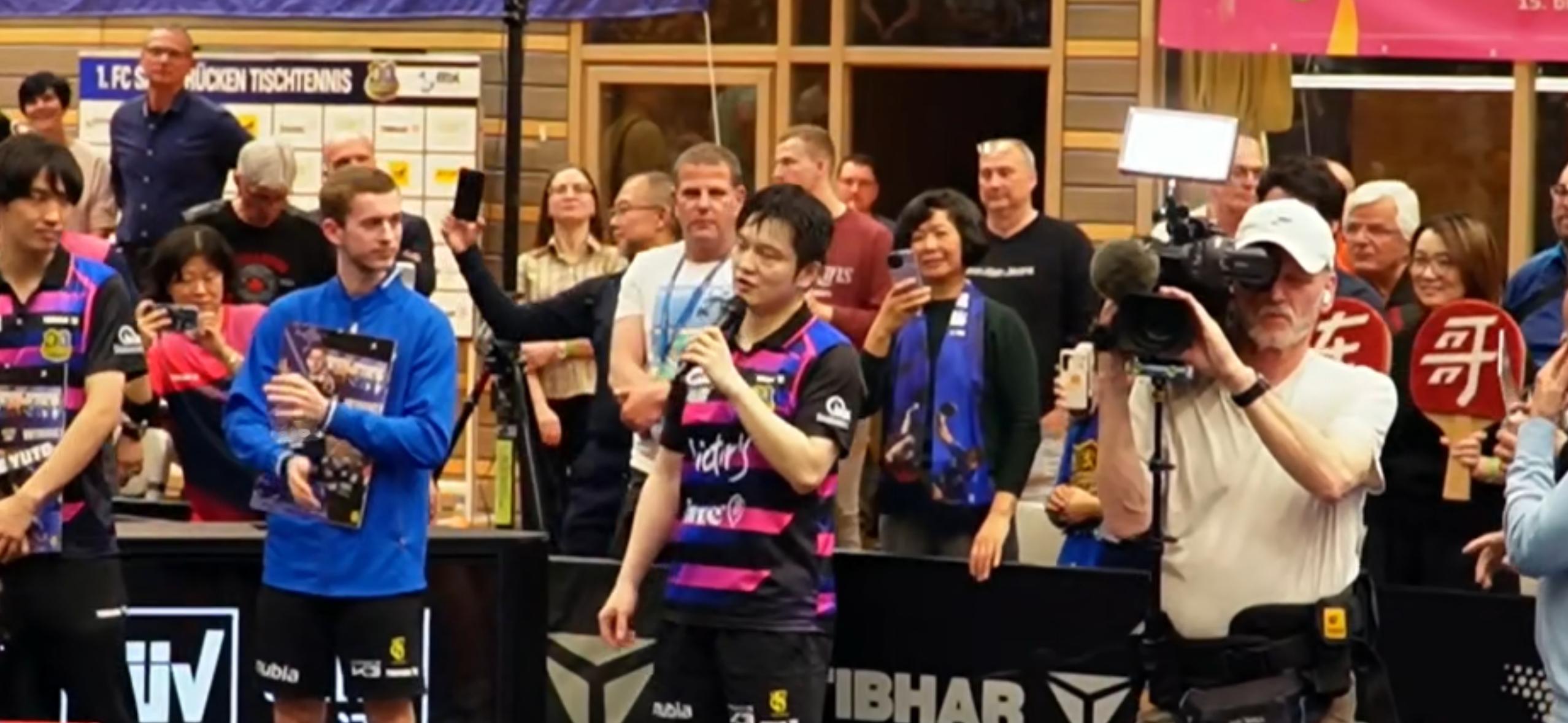 这样的仪式，温馨、温暖。在感谢樊振东时，俱乐部经理语言切换到英文，方便更多的人能