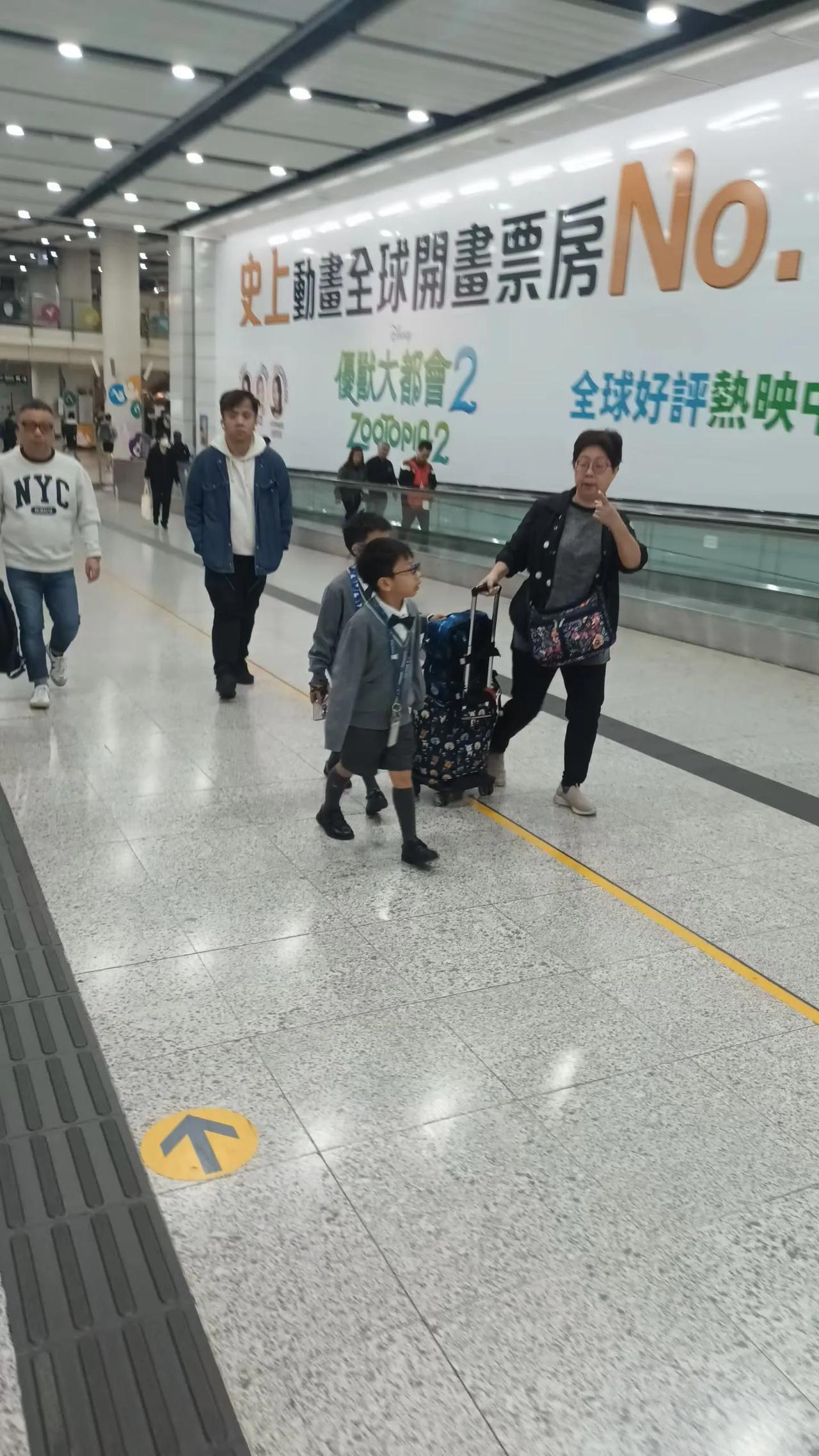 由孩子出世到大学毕业，经历多少父母家庭老师社会的呵护，有朝一日孩子长大加入社会劳