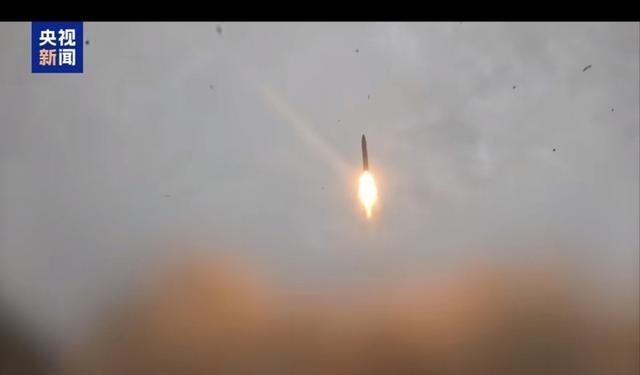 伊朗亮出了最猛的大杀器！威力巨大的“泥石”中程弹道导弹打击以色列。
伊朗启用“泥