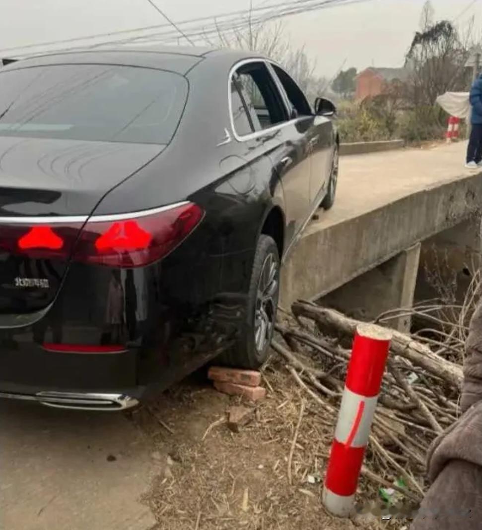 这下好，都知道小学同学初二开了奔驰回到村庄里了，以后雨天不用再湿裤脚了❤️