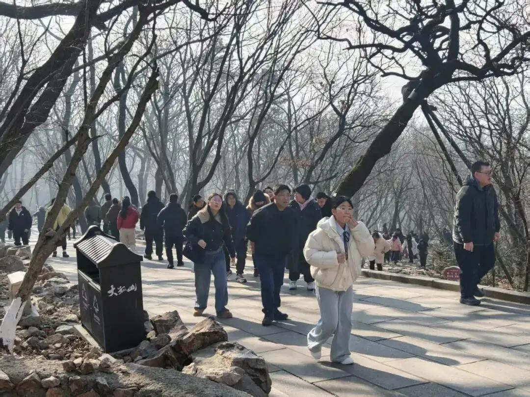 市民游客登上辽宁大孤山迎新春登高望远纳百福，大孤山上迎新春。市民游客相约出游，在