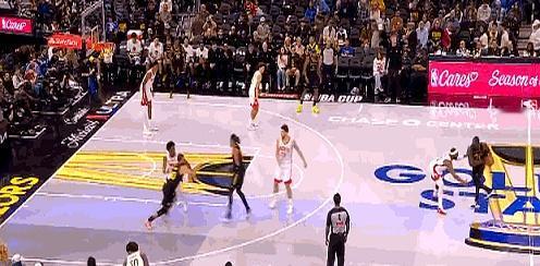 燃炸！库里包夹下极限不看人传球，理查德心领神会拔进中距离。
 

火箭那俩人就是