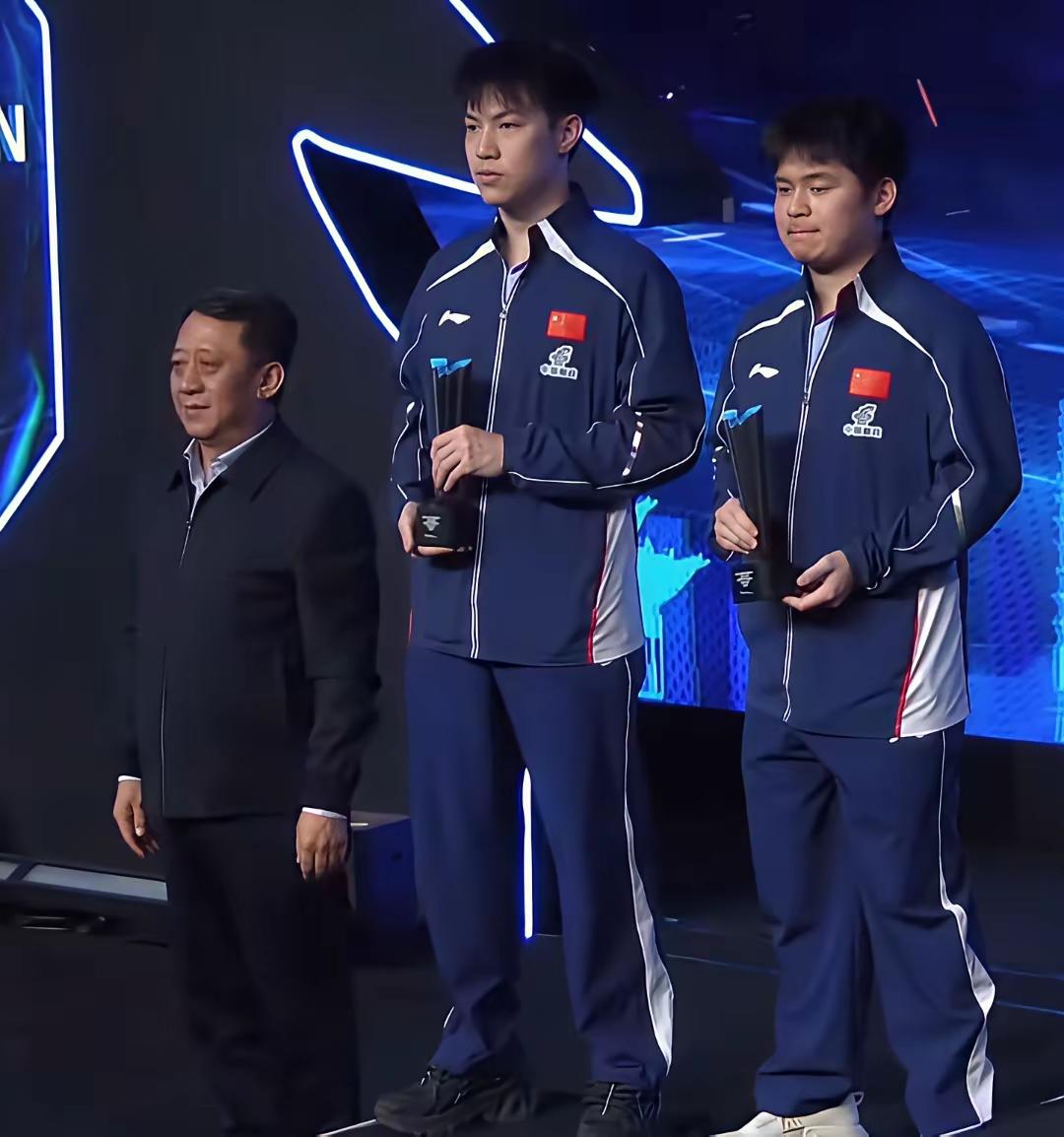 颁奖台上，林诗栋嘴唇绷得紧紧的，表情失落。
    他站在那里，真的是不甘心啊！