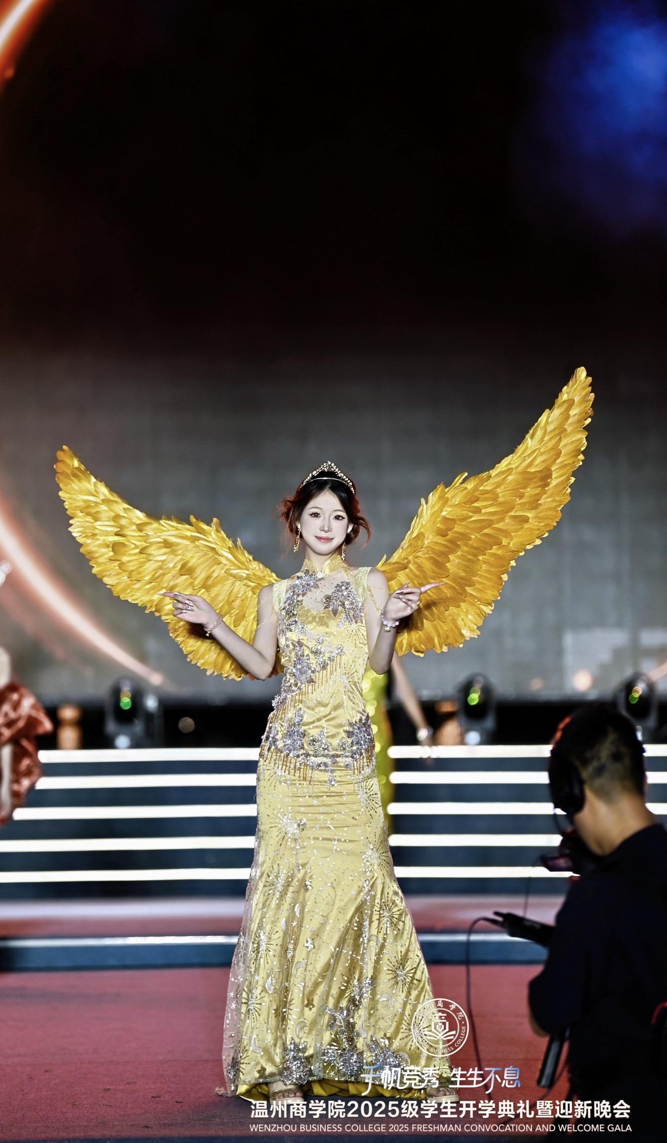 自能生羽翼 何必抑云梯。