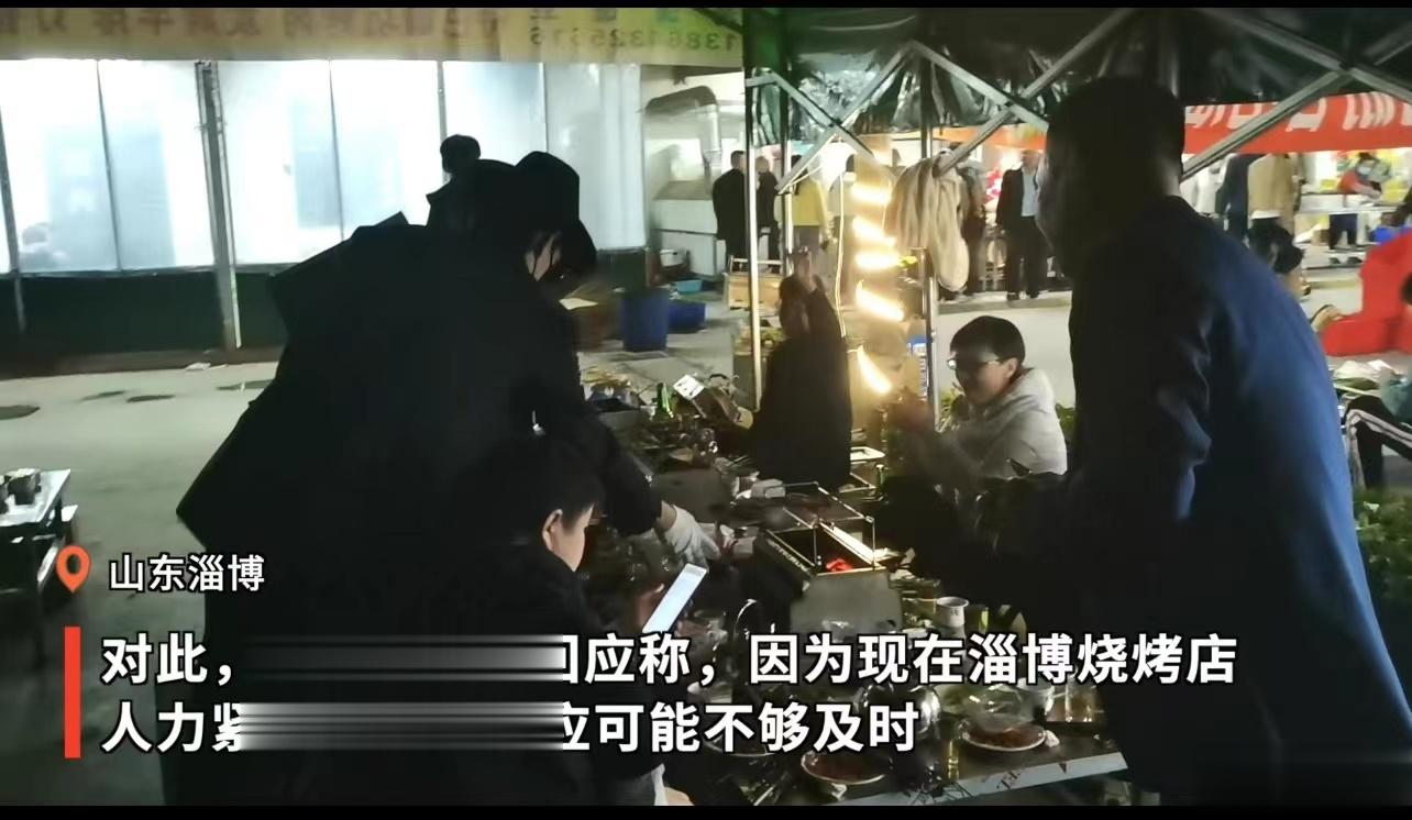 #淄博188西装男发万份纸巾#【细节满分！#淄博188西装男送一万份纸巾给游客#