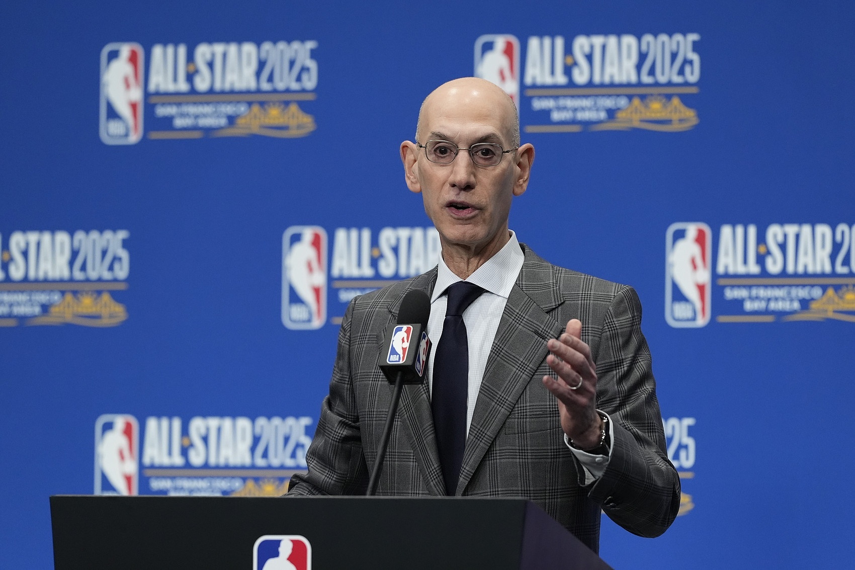 The Athletic报道，联盟中对伦纳德事件的反应情绪复杂，一些老板已经要求