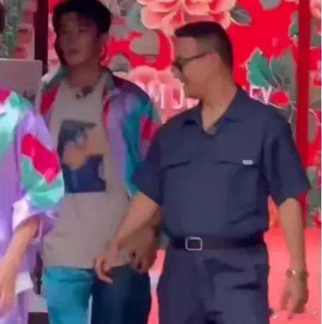 #没认出来汪峰#汪峰一改往日摇滚形象，换了发型，有点幸福肥，差点没认出来！大家都