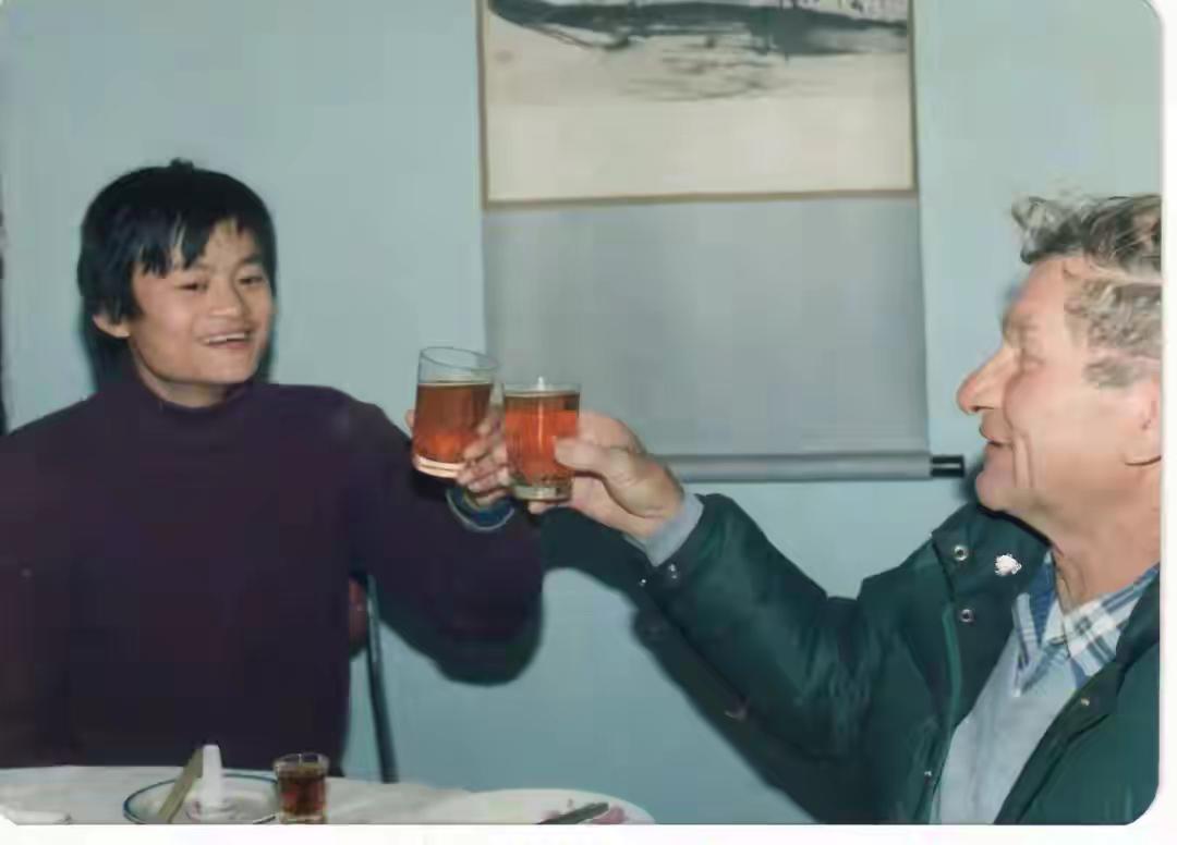 马云喝的是饮料还是啤酒啊？一定很好喝