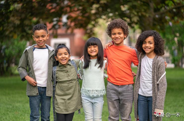 多孩家庭天天吵？孩子闹矛盾，根源其实就这一个！
 
家有俩娃或多娃的家长，是不是