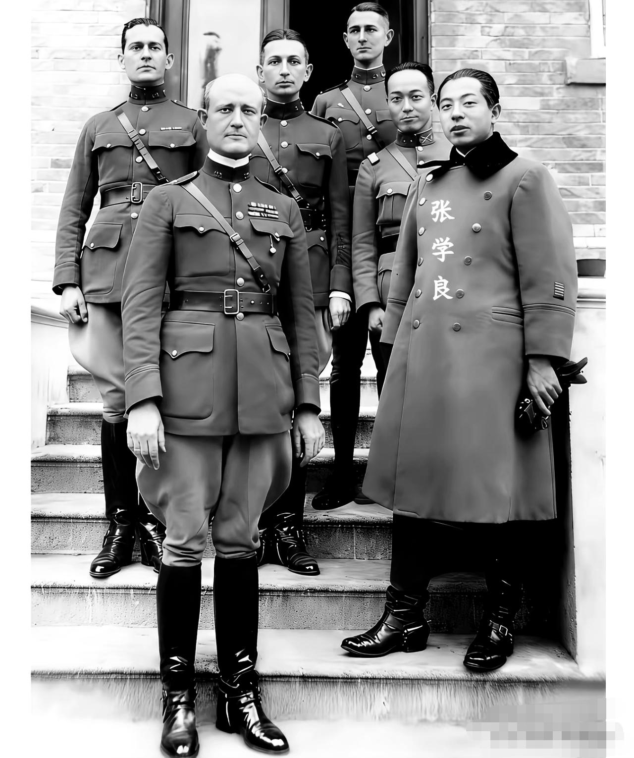 1929年，拜访驻天津美军15步兵团的张学良，当时的他看起来风度翩翩，时年二十八