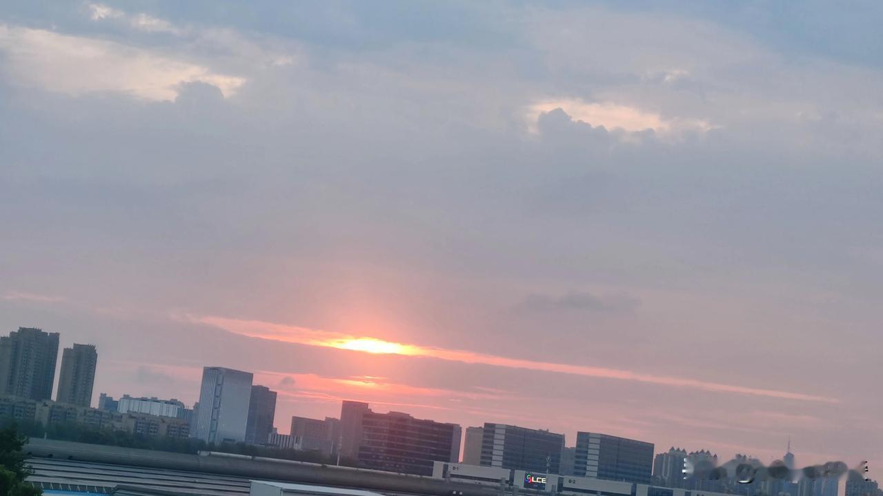 合肥的太阳之眼，那可是藏着不少惊喜！合肥有好多看日出的宝藏地。像庙咀子，有专属于