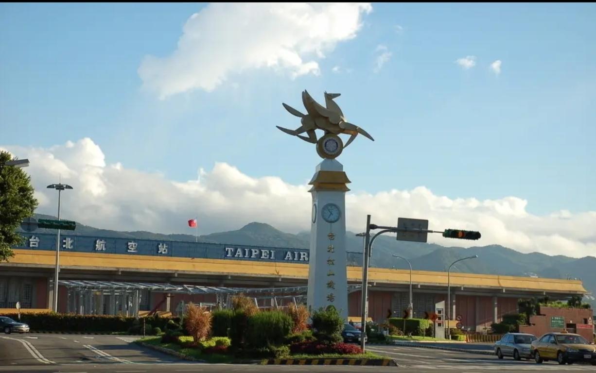 今天上午10点的台湾松山国际机场注定不比寻常，因为中国国民党主席郑丽文率团开始在