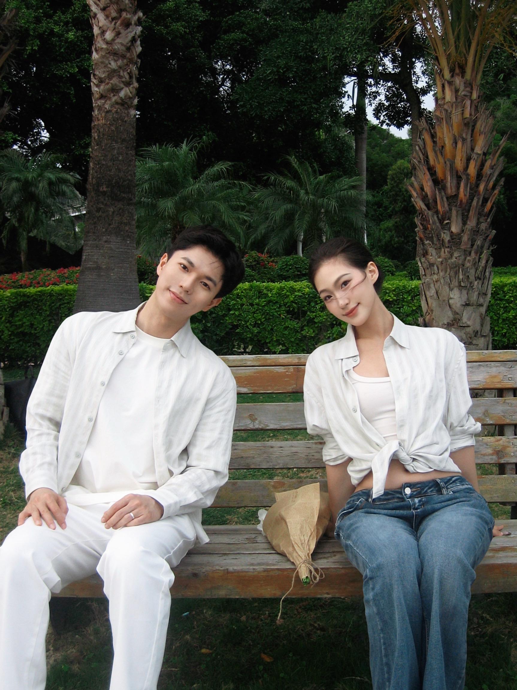 第一张照片不敢太亲密的。